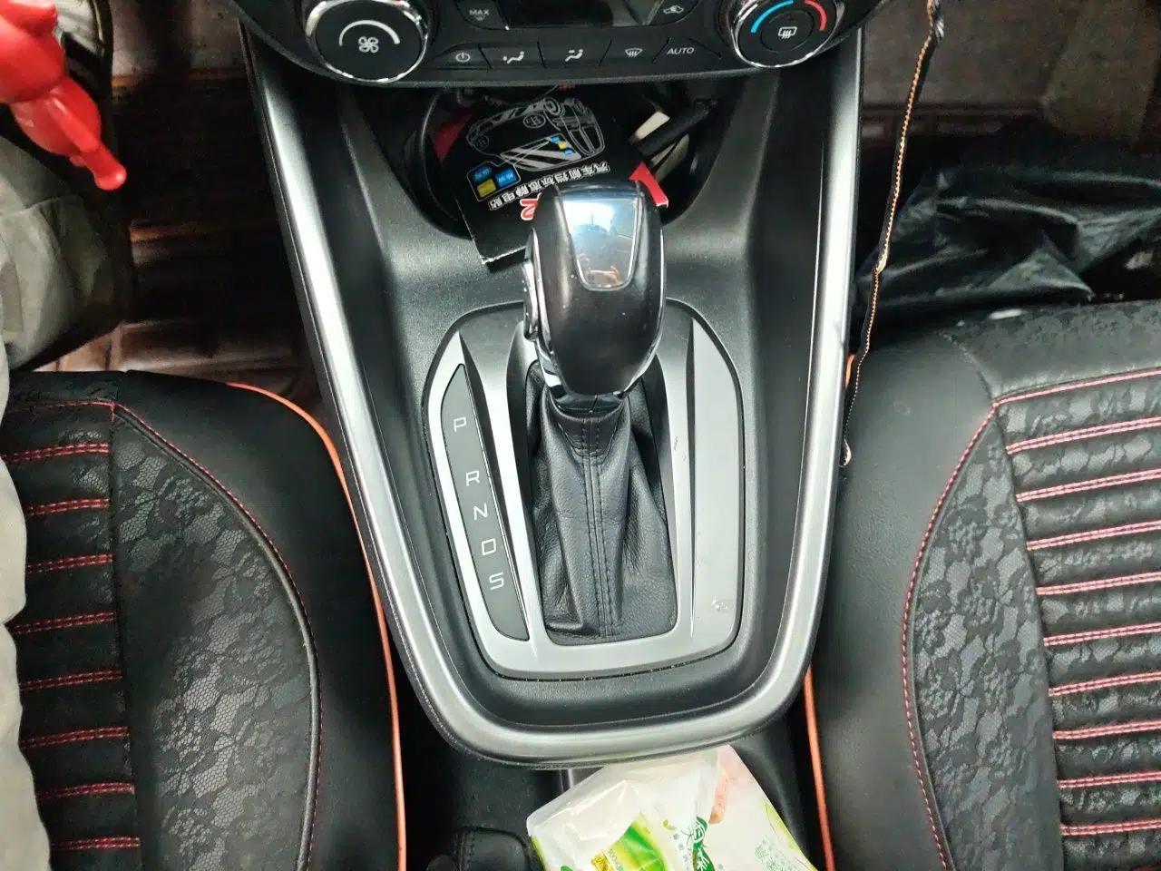 Ford Escort 2015 1.5L Automatic Fashion Model — миниатюра 11