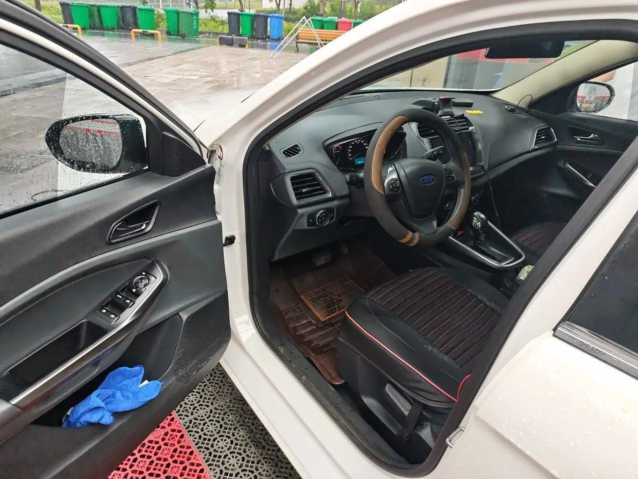 Ford Escort 2015 1.5L Automatic Fashion Model — миниатюра 13