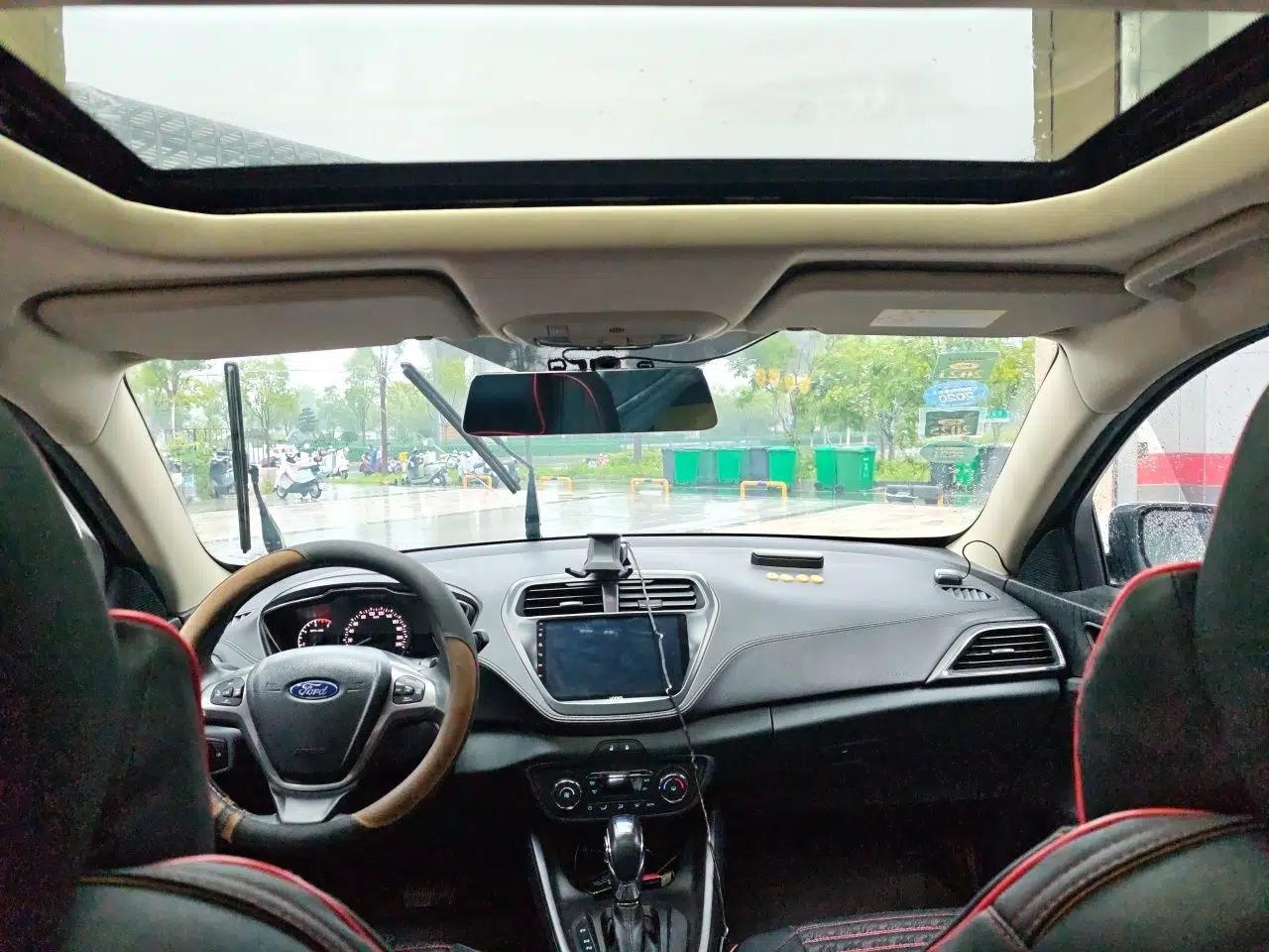 Ford Escort 2015 1.5L Automatic Fashion Model — миниатюра 15