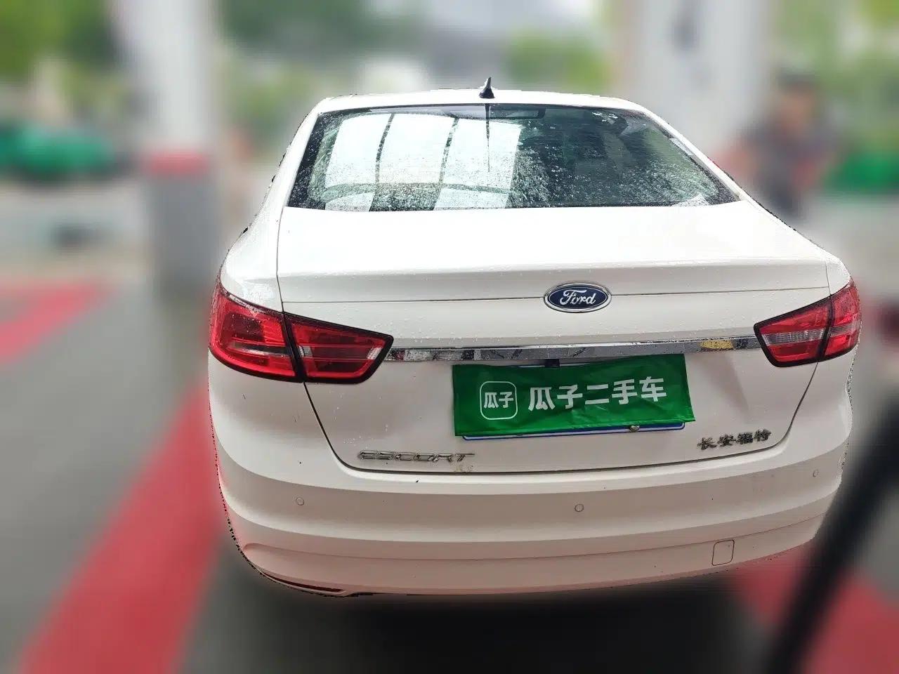 Ford Escort 2015 1.5L Automatic Fashion Model — миниатюра 3