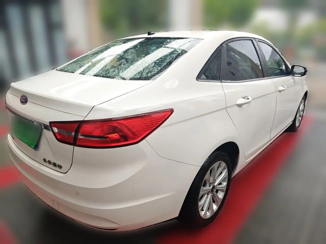 Ford Escort 2015 1.5L Automatic Fashion Model — миниатюра 4
