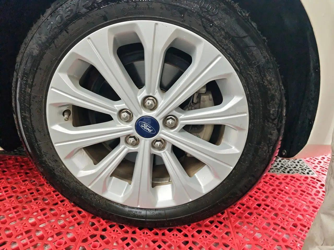 Ford Escort 2015 1.5L Automatic Fashion Model — миниатюра 5