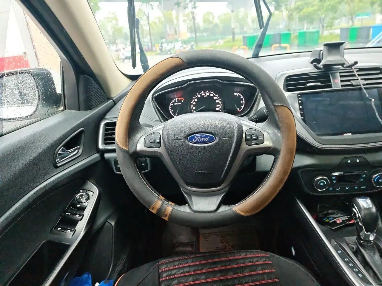 Ford Escort 2015 1.5L Automatic Fashion Model — миниатюра 7