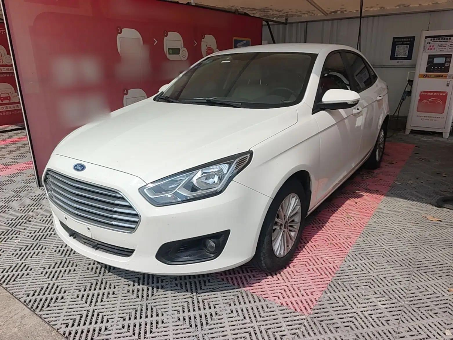 Ford Escort 2015 1.5L Manual Comfort Model — миниатюра 1