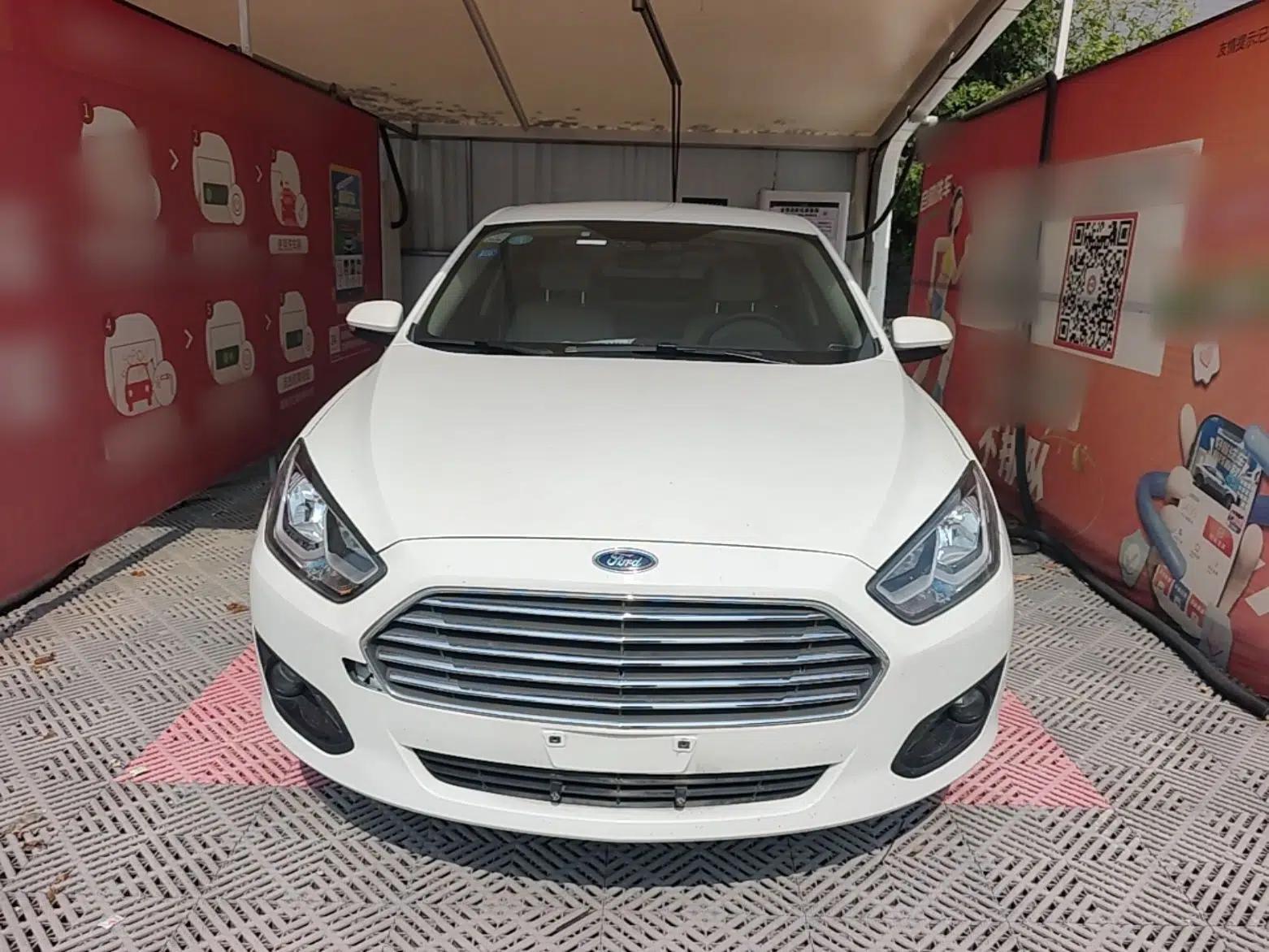 Ford Escort 2015 1.5L Manual Comfort Model — миниатюра 2