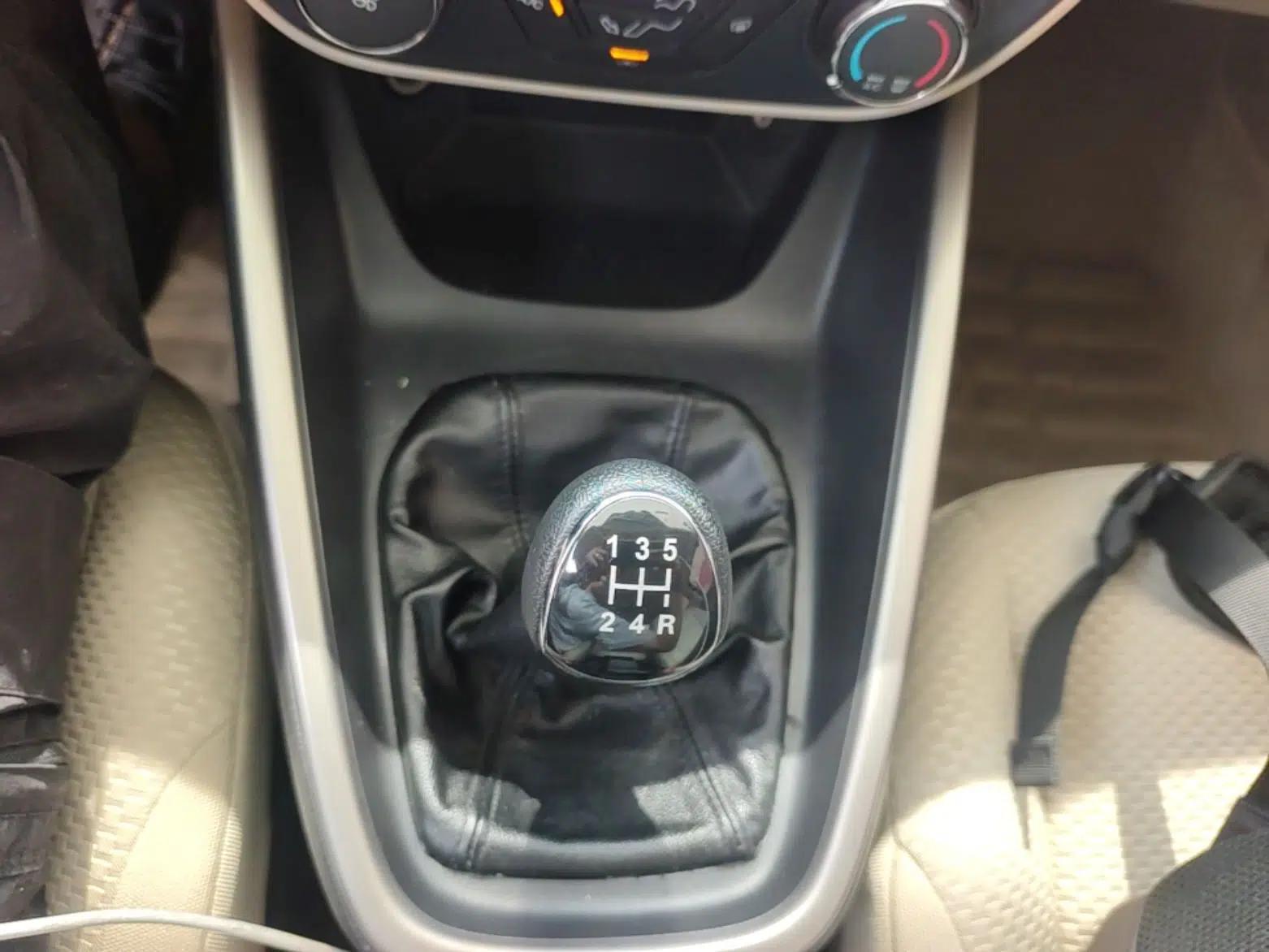 Ford Escort 2015 1.5L Manual Comfort Model — миниатюра 16