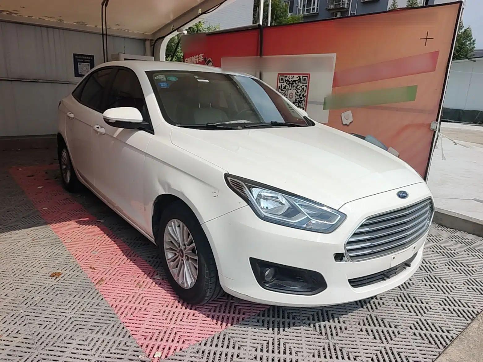 Ford Escort 2015 1.5L Manual Comfort Model — миниатюра 3