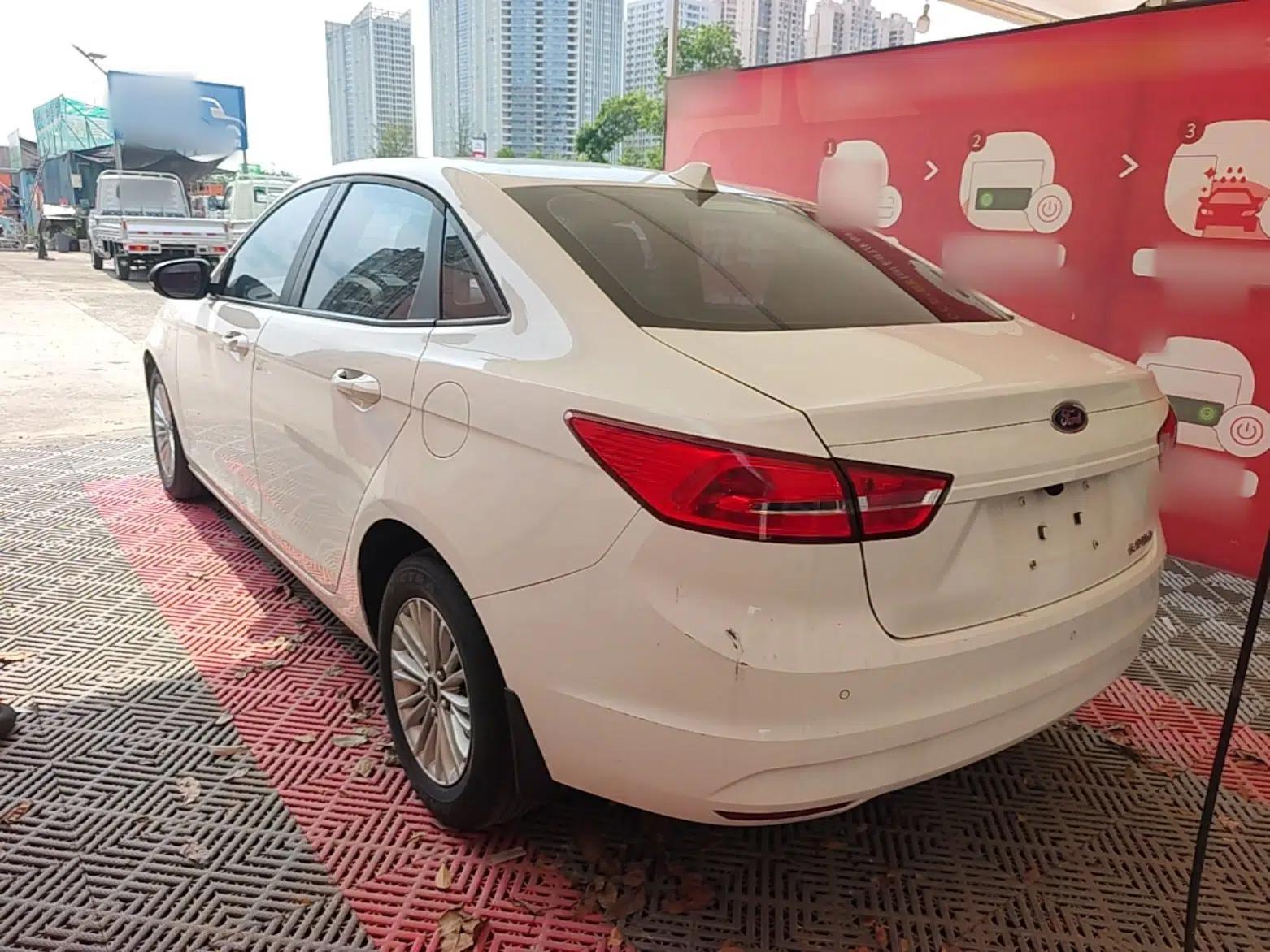 Ford Escort 2015 1.5L Manual Comfort Model — миниатюра 4