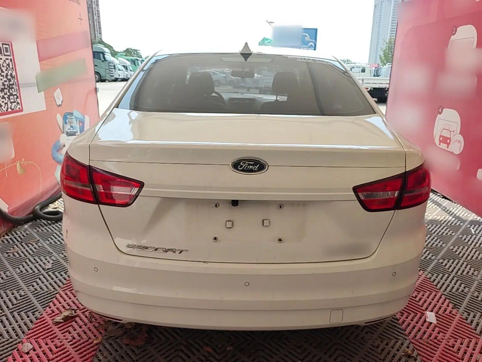 Ford Escort 2015 1.5L Manual Comfort Model — миниатюра 5