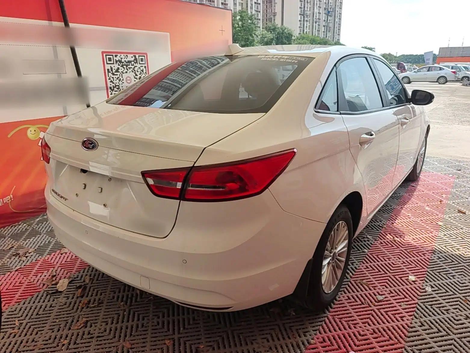 Ford Escort 2015 1.5L Manual Comfort Model — миниатюра 6