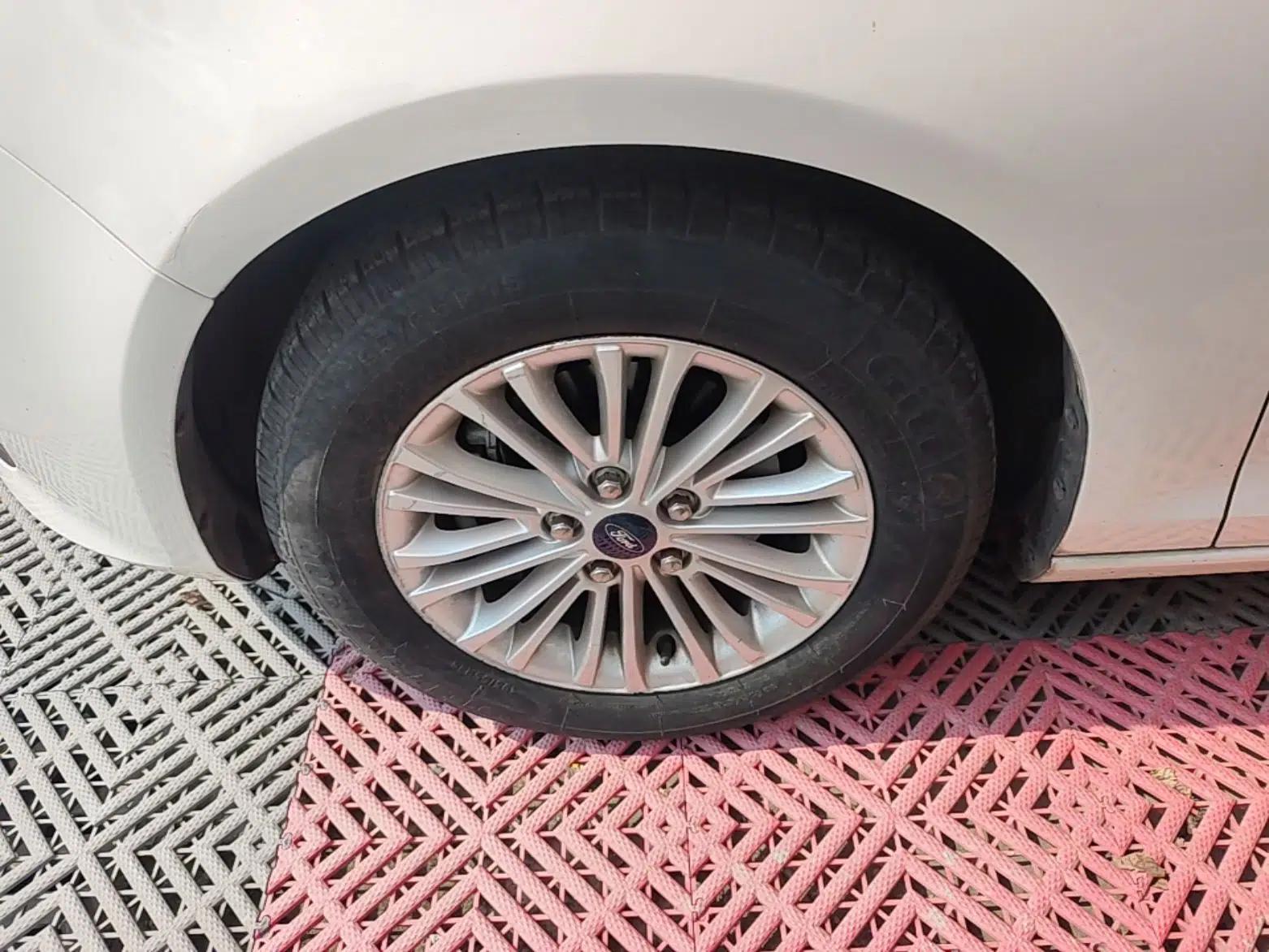 Ford Escort 2015 1.5L Manual Comfort Model — миниатюра 10