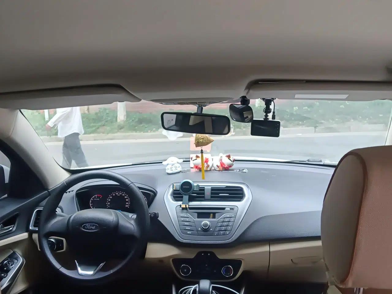 Ford Escort 2015 1.5L Automatic Comfort Edition — миниатюра 18