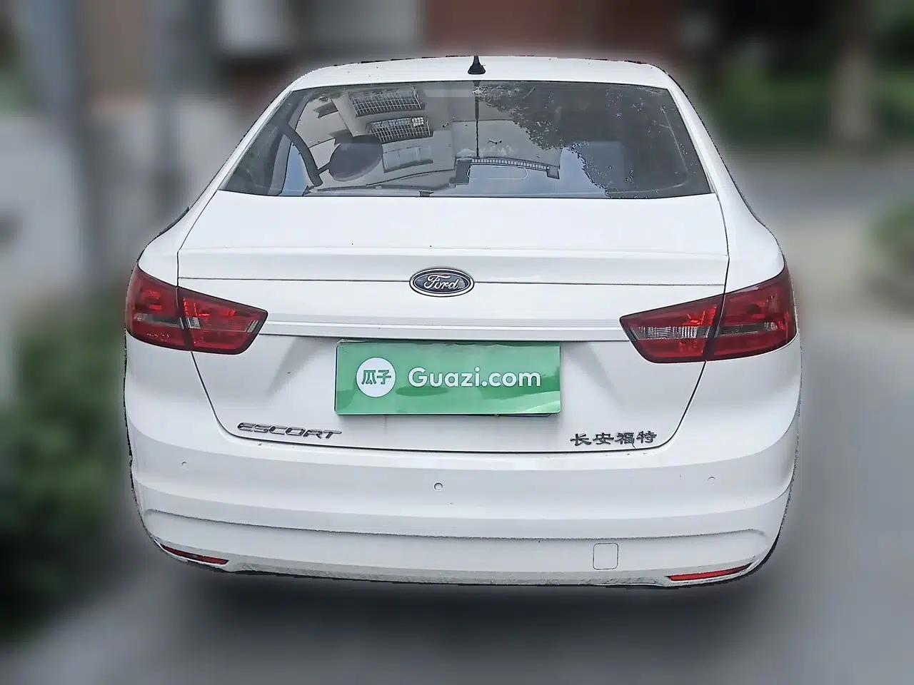 Ford Escort 2015 1.5L Automatic Comfort Edition — миниатюра 5