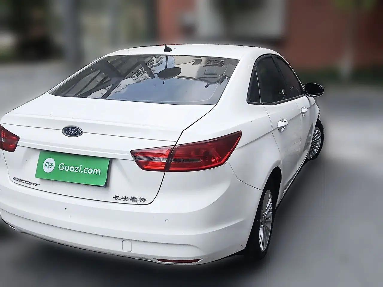 Ford Escort 2015 1.5L Automatic Comfort Edition — миниатюра 6