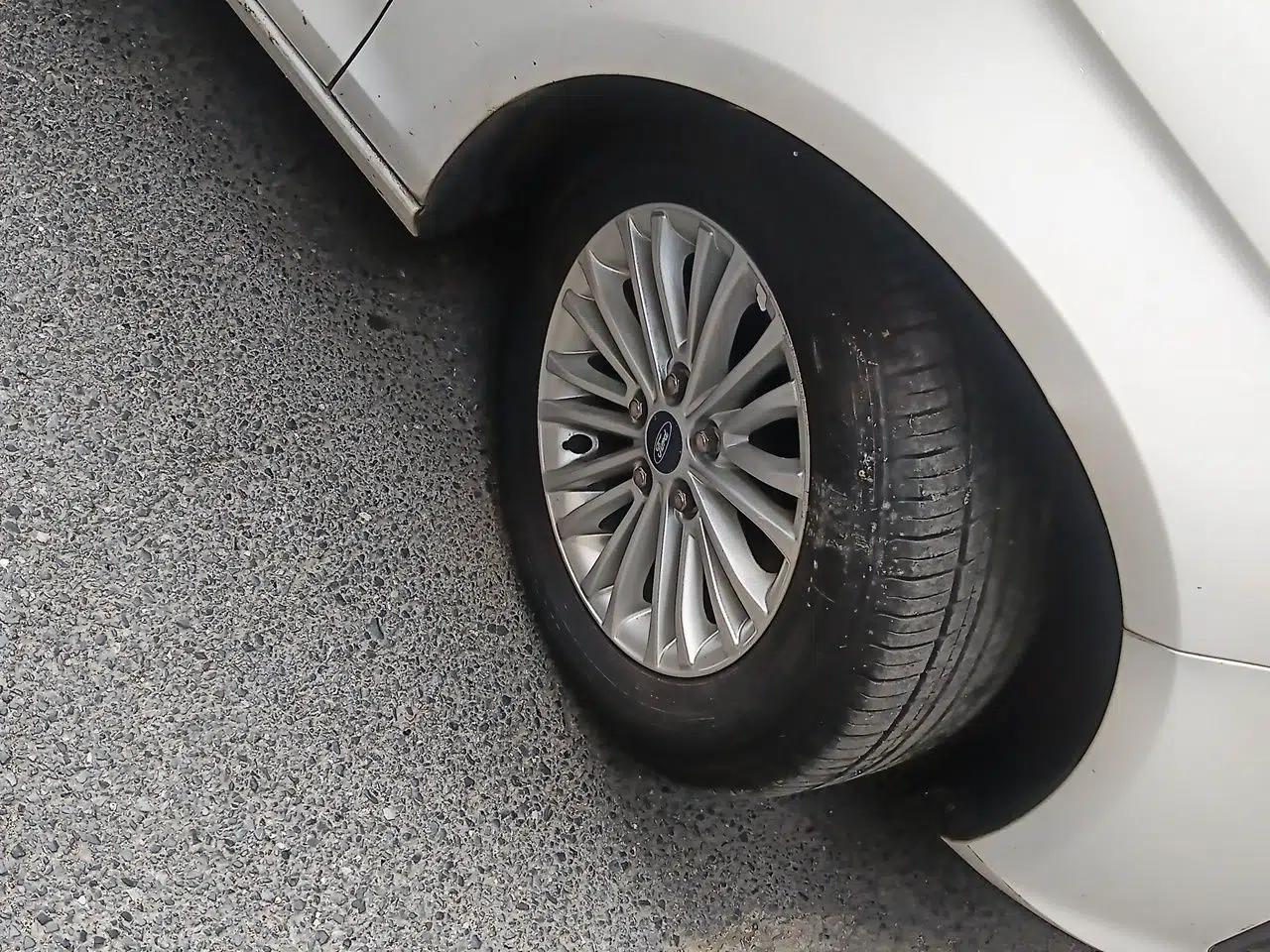 Ford Escort 2015 1.5L Automatic Comfort Edition — миниатюра 8