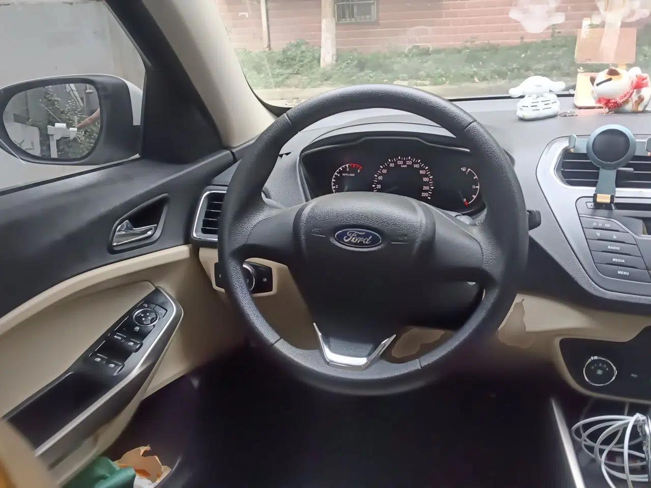 Ford Escort 2015 1.5L Automatic Comfort Edition — миниатюра 10