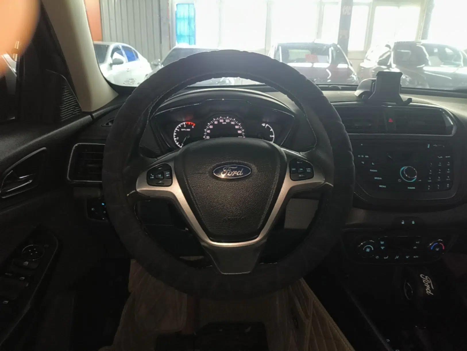 Ford Escort 2015 1.5L Automatic Fashion Model — миниатюра 18