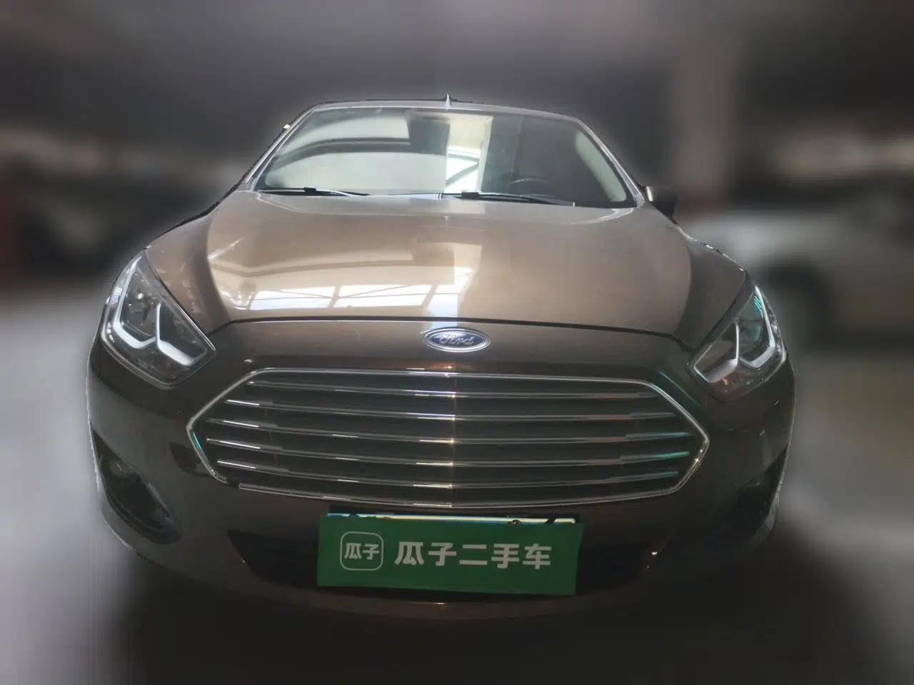 Ford Escort 2015 1.5L Manual Comfort Model — миниатюра 2