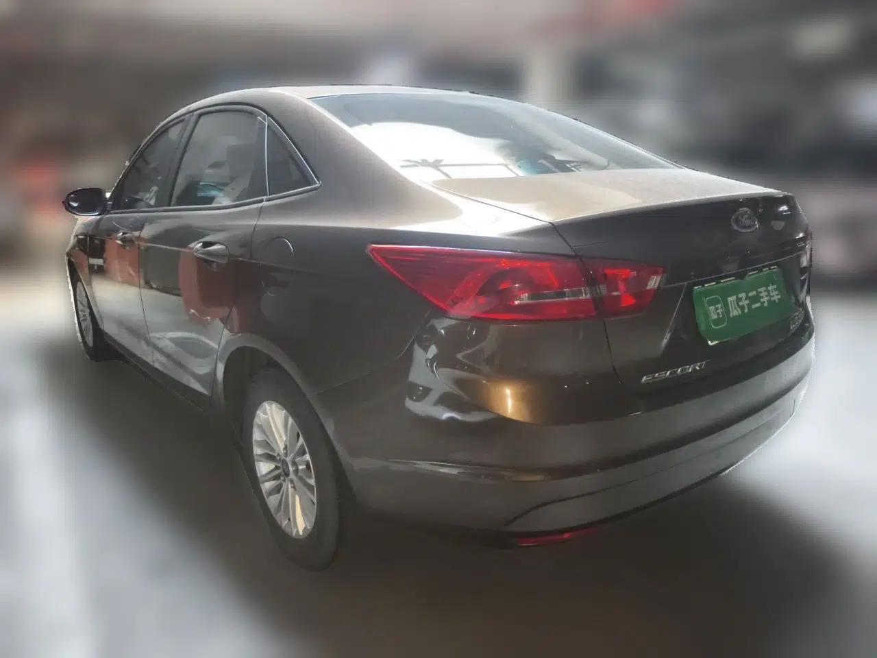 Ford Escort 2015 1.5L Manual Comfort Model — миниатюра 4