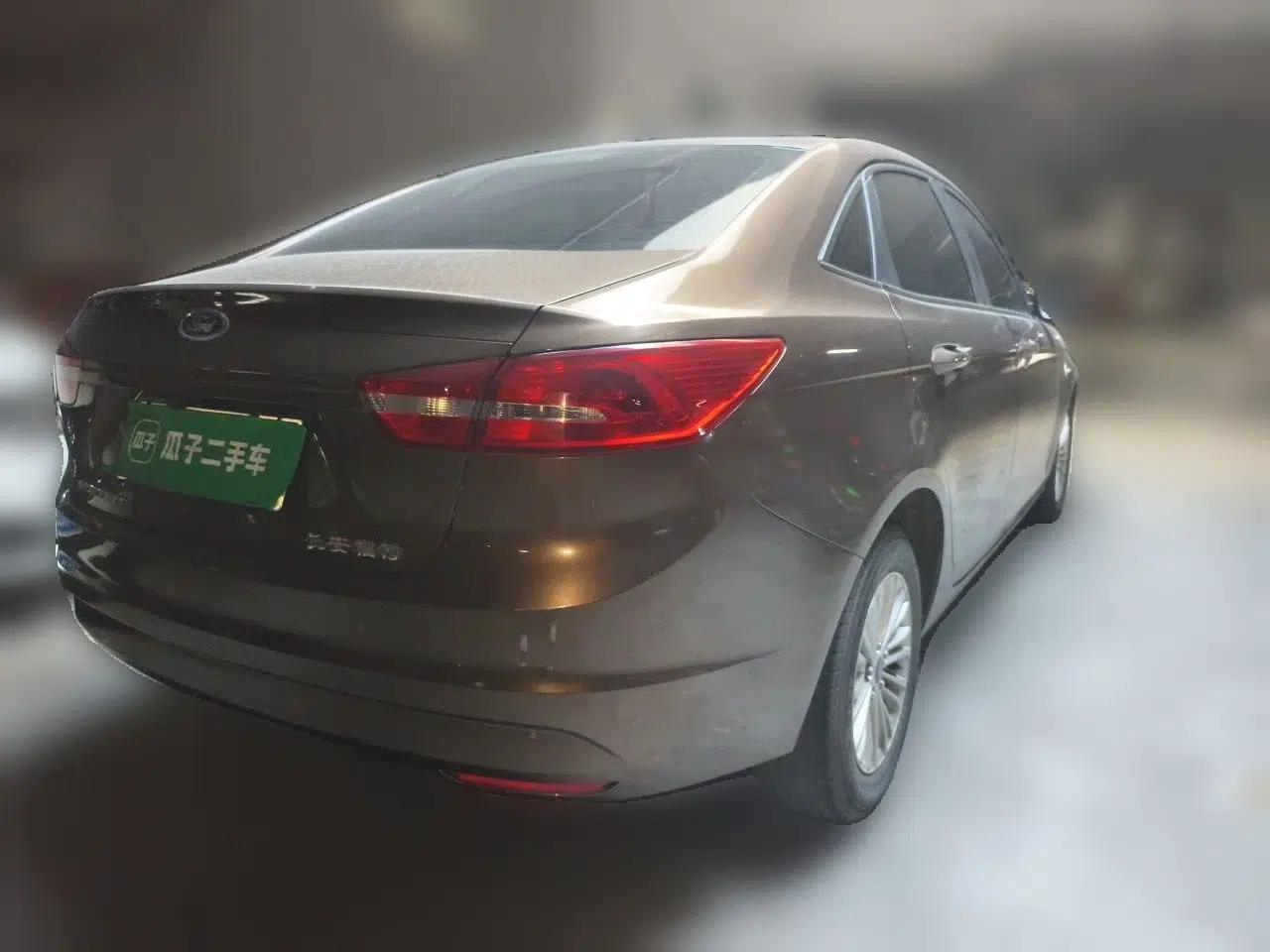 Ford Escort 2015 1.5L Manual Comfort Model — миниатюра 6