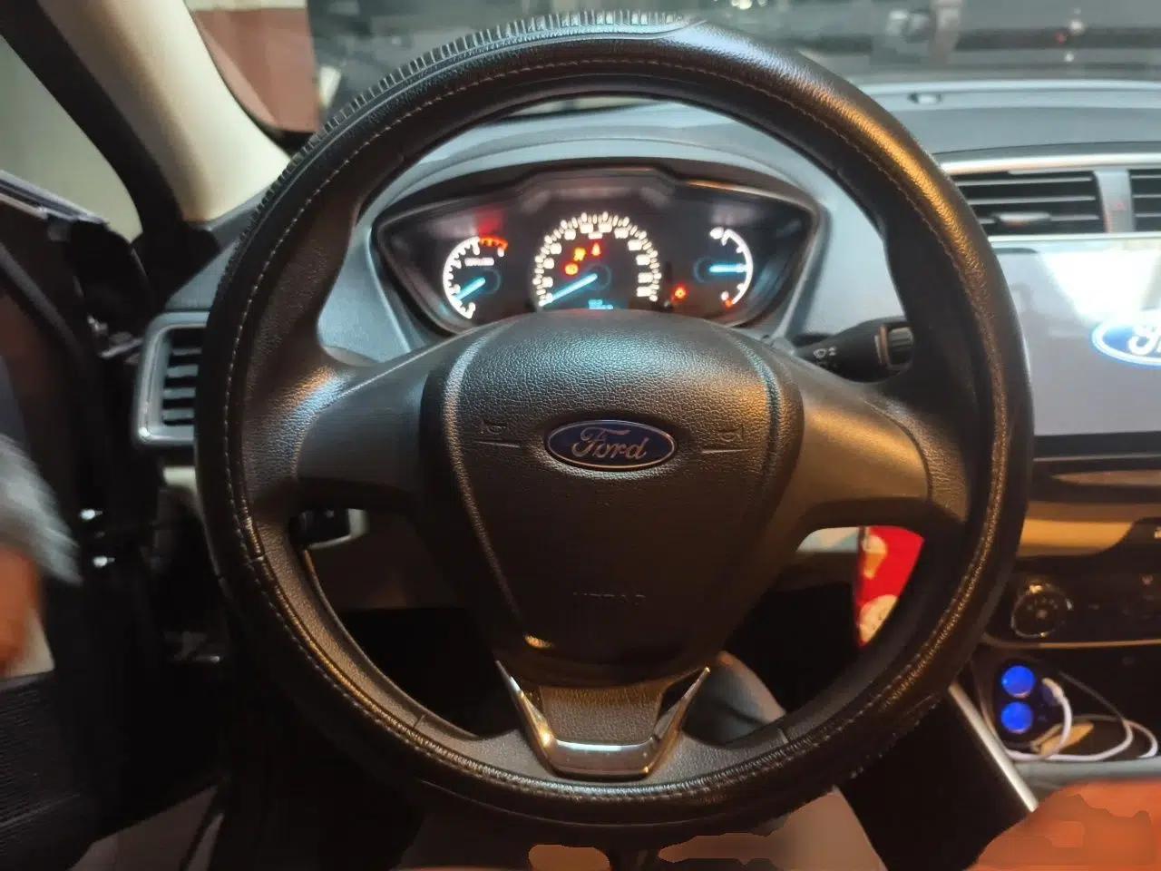 Ford Escort 2015 1.5L Manual Comfort Model — миниатюра 10