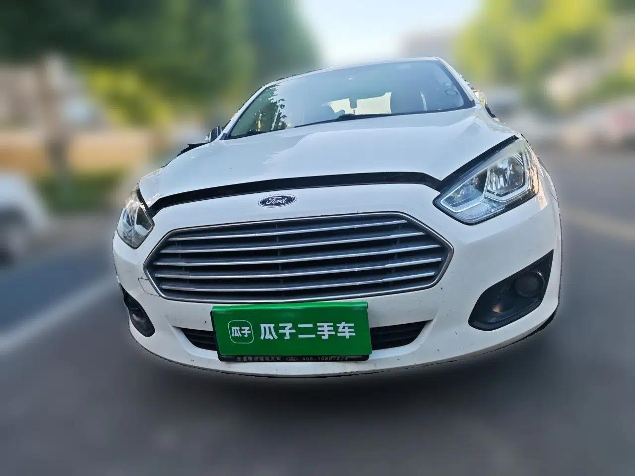 Ford Escort 2015 1.5L Manual Comfort Model — миниатюра 2