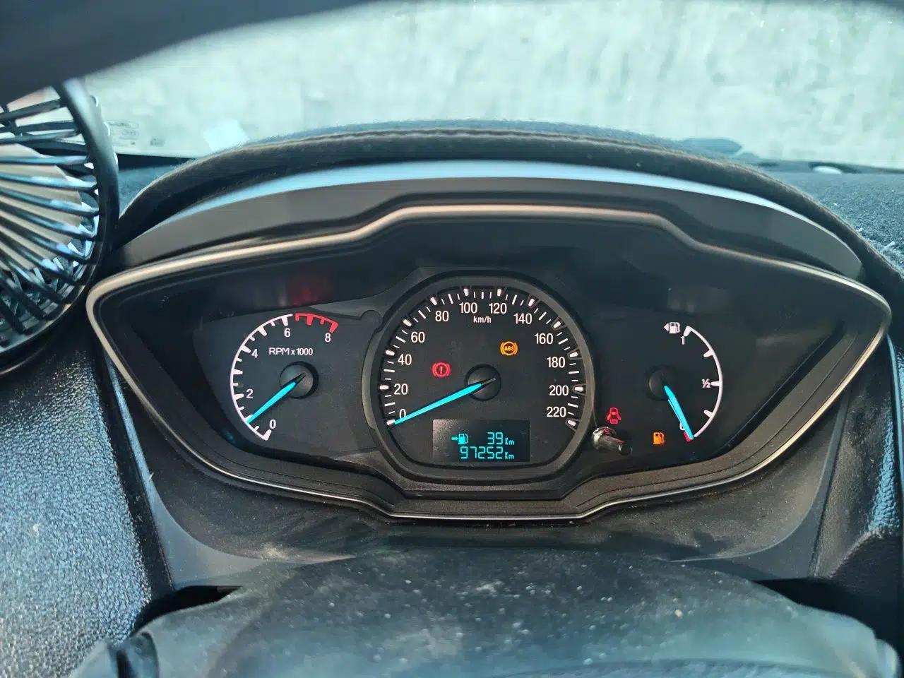 Ford Escort 2015 1.5L Manual Comfort Model — миниатюра 11