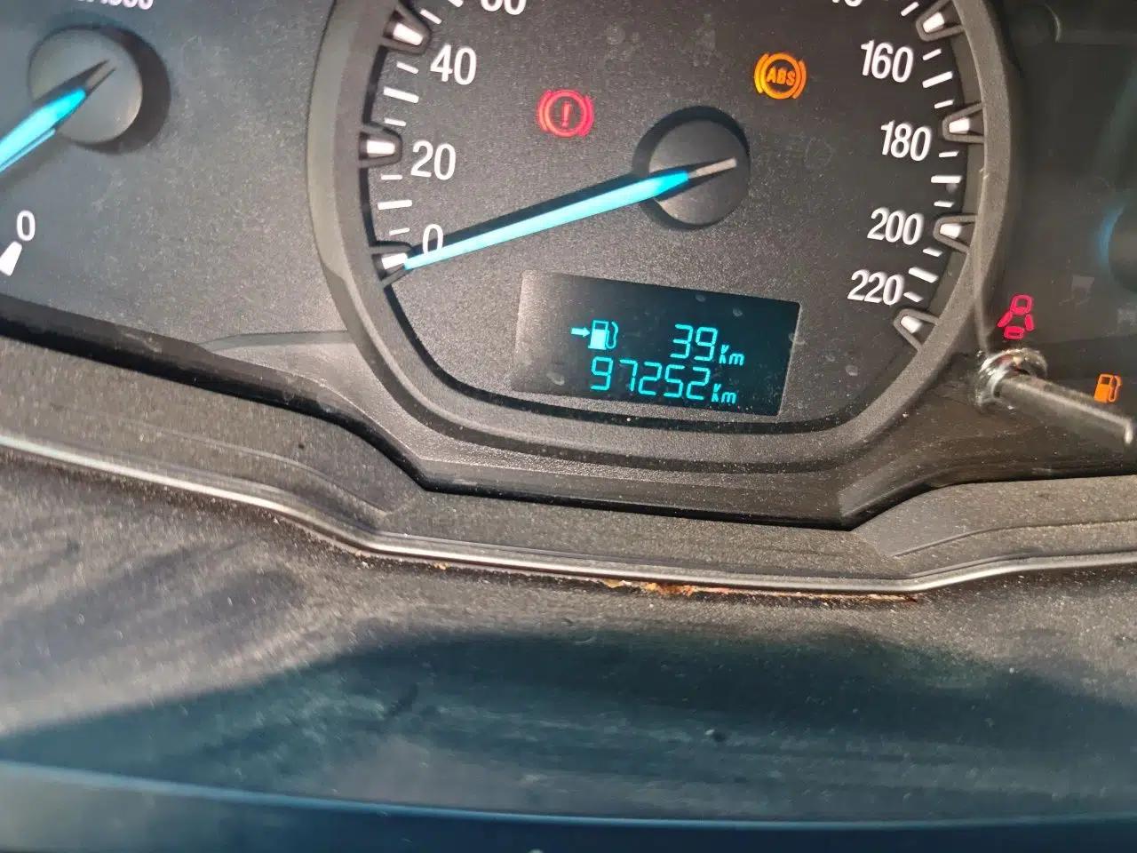 Ford Escort 2015 1.5L Manual Comfort Model — миниатюра 12