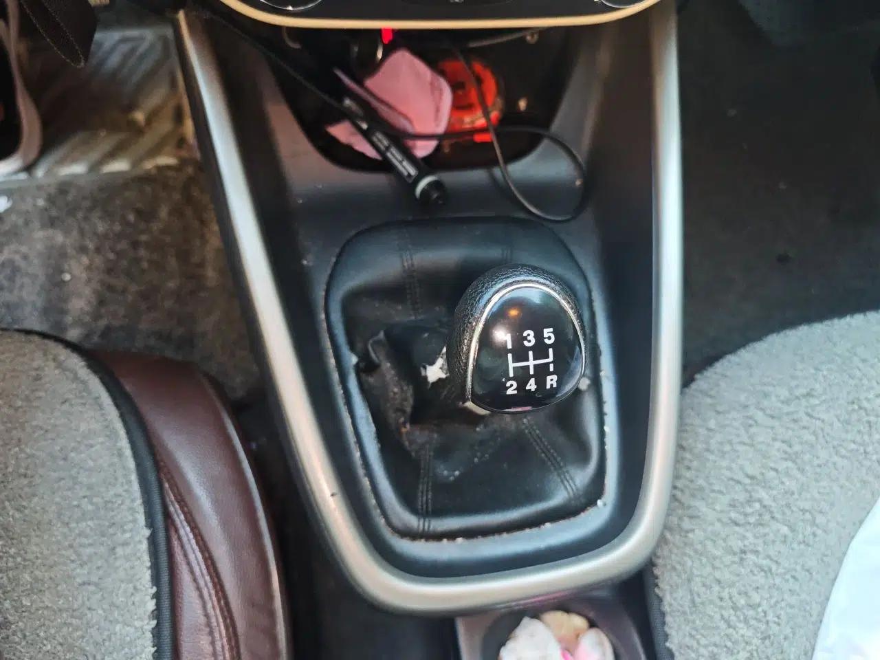 Ford Escort 2015 1.5L Manual Comfort Model — миниатюра 14