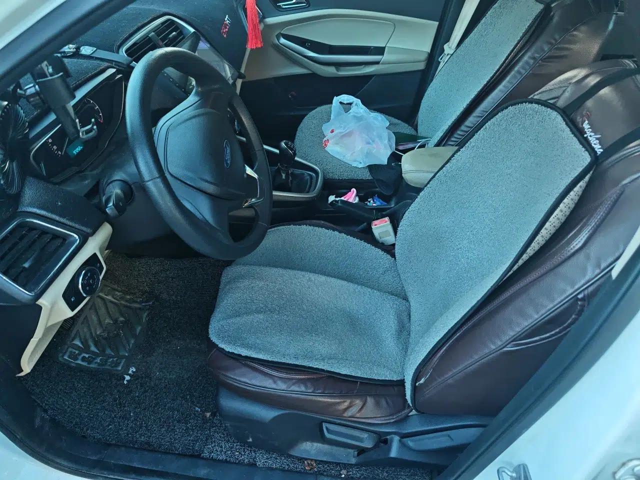 Ford Escort 2015 1.5L Manual Comfort Model — миниатюра 15