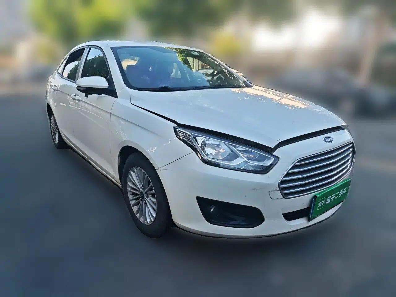 Ford Escort 2015 1.5L Manual Comfort Model — миниатюра 3