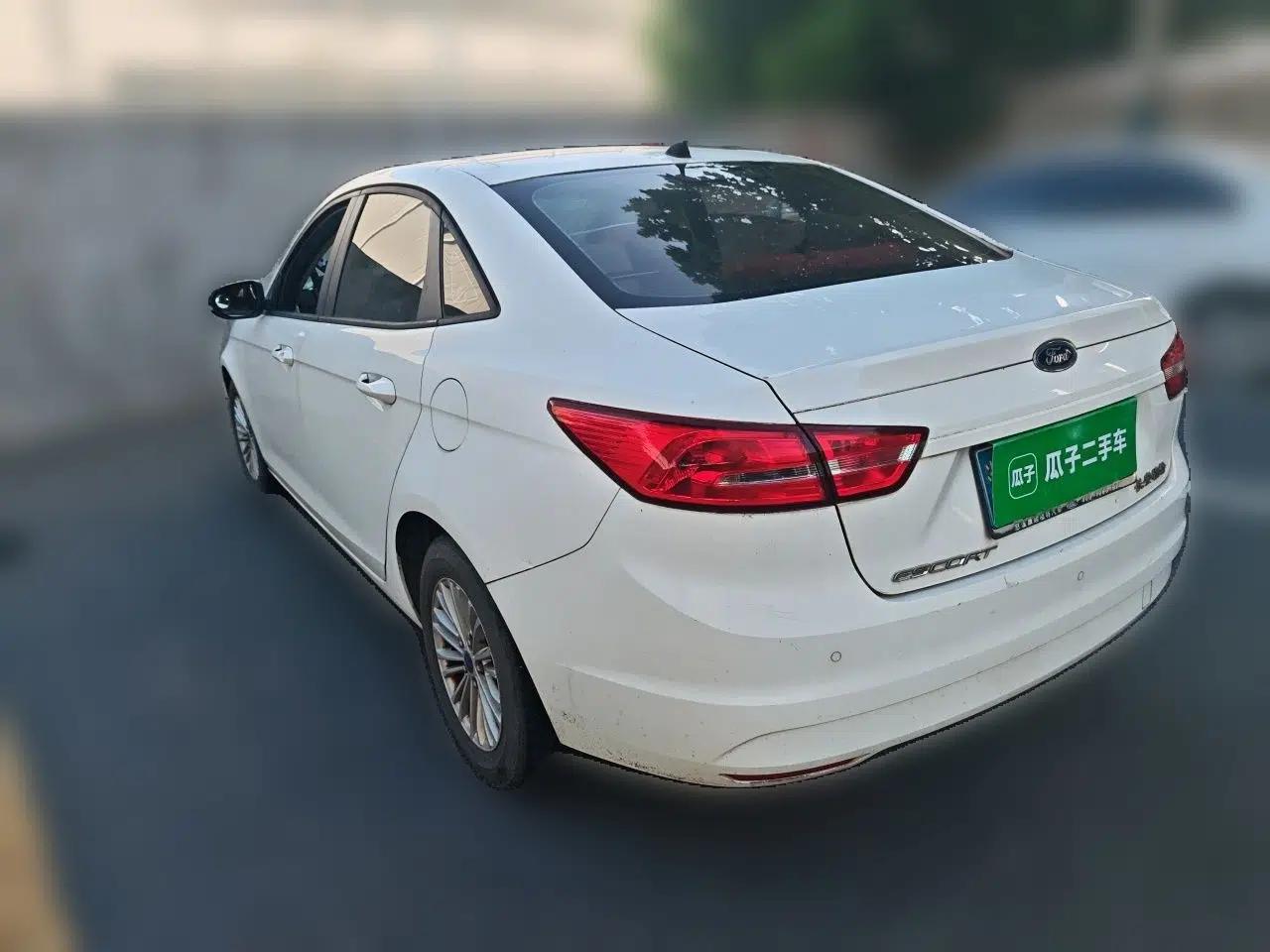 Ford Escort 2015 1.5L Manual Comfort Model — миниатюра 4