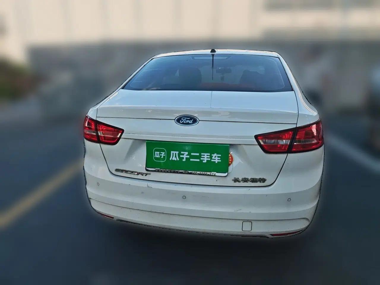 Ford Escort 2015 1.5L Manual Comfort Model — миниатюра 5