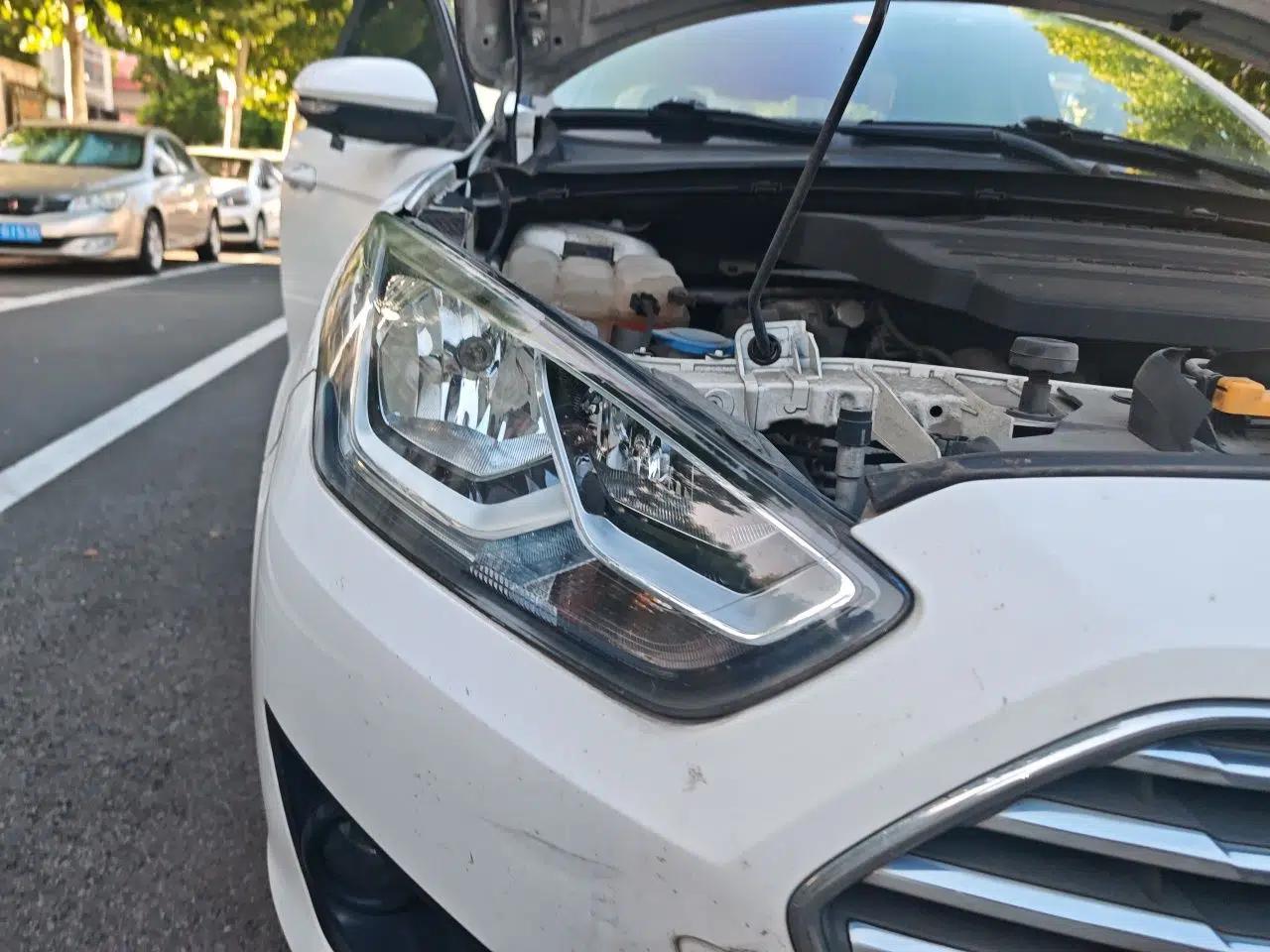 Ford Escort 2015 1.5L Manual Comfort Model — миниатюра 7
