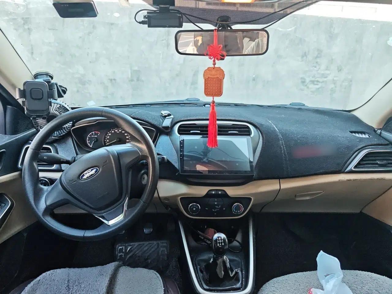 Ford Escort 2015 1.5L Manual Comfort Model — миниатюра 9