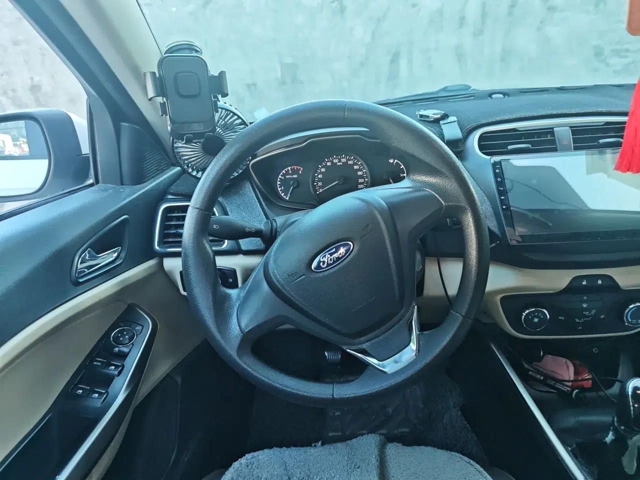 Ford Escort 2015 1.5L Manual Comfort Model — миниатюра 10