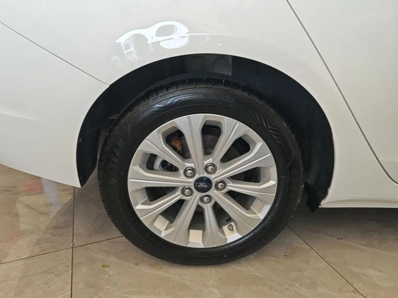Ford Escort 2015 1.5L Automatic Fashion Model — миниатюра 11