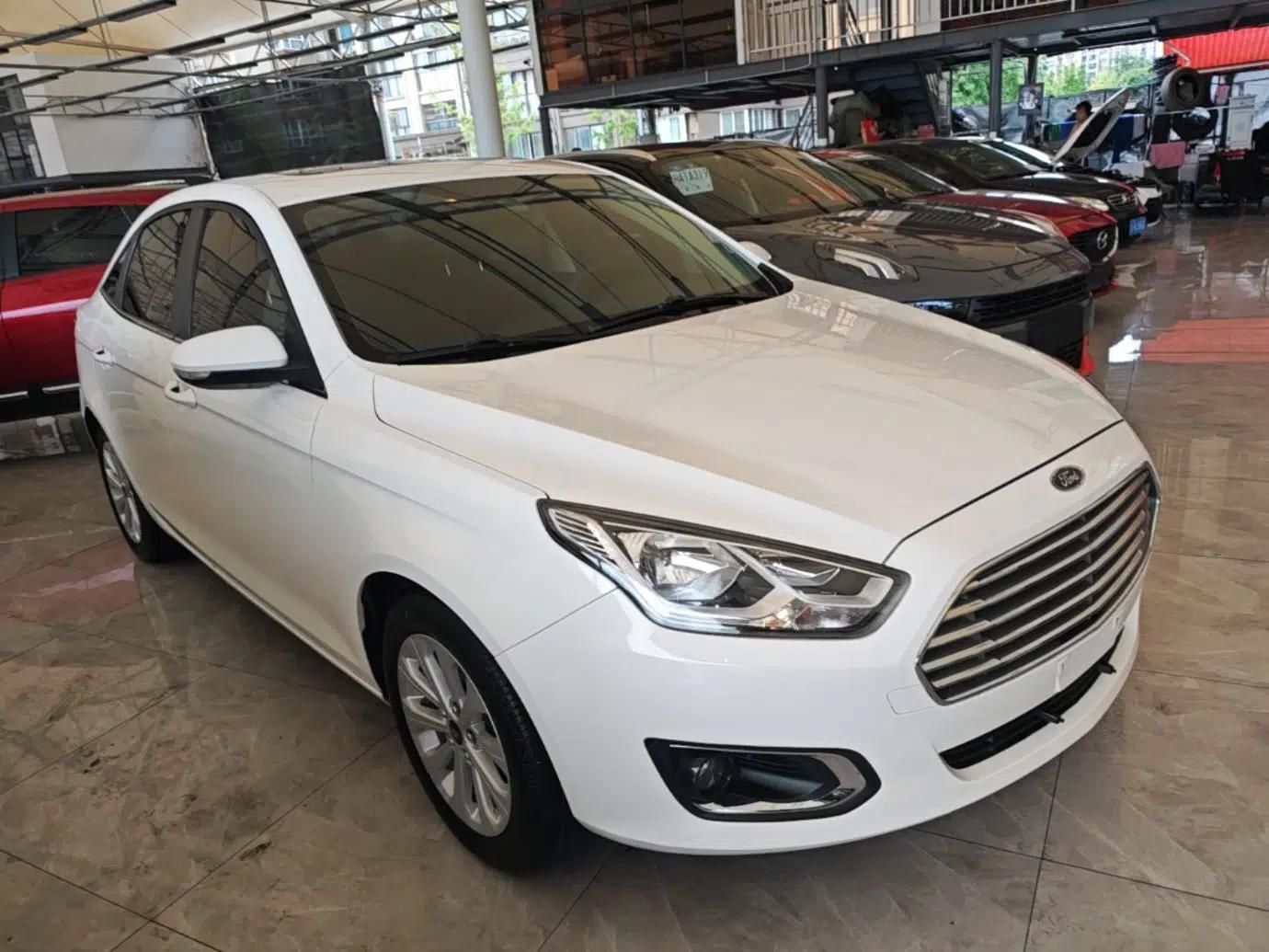 Ford Escort 2015 1.5L Automatic Fashion Model — миниатюра 3