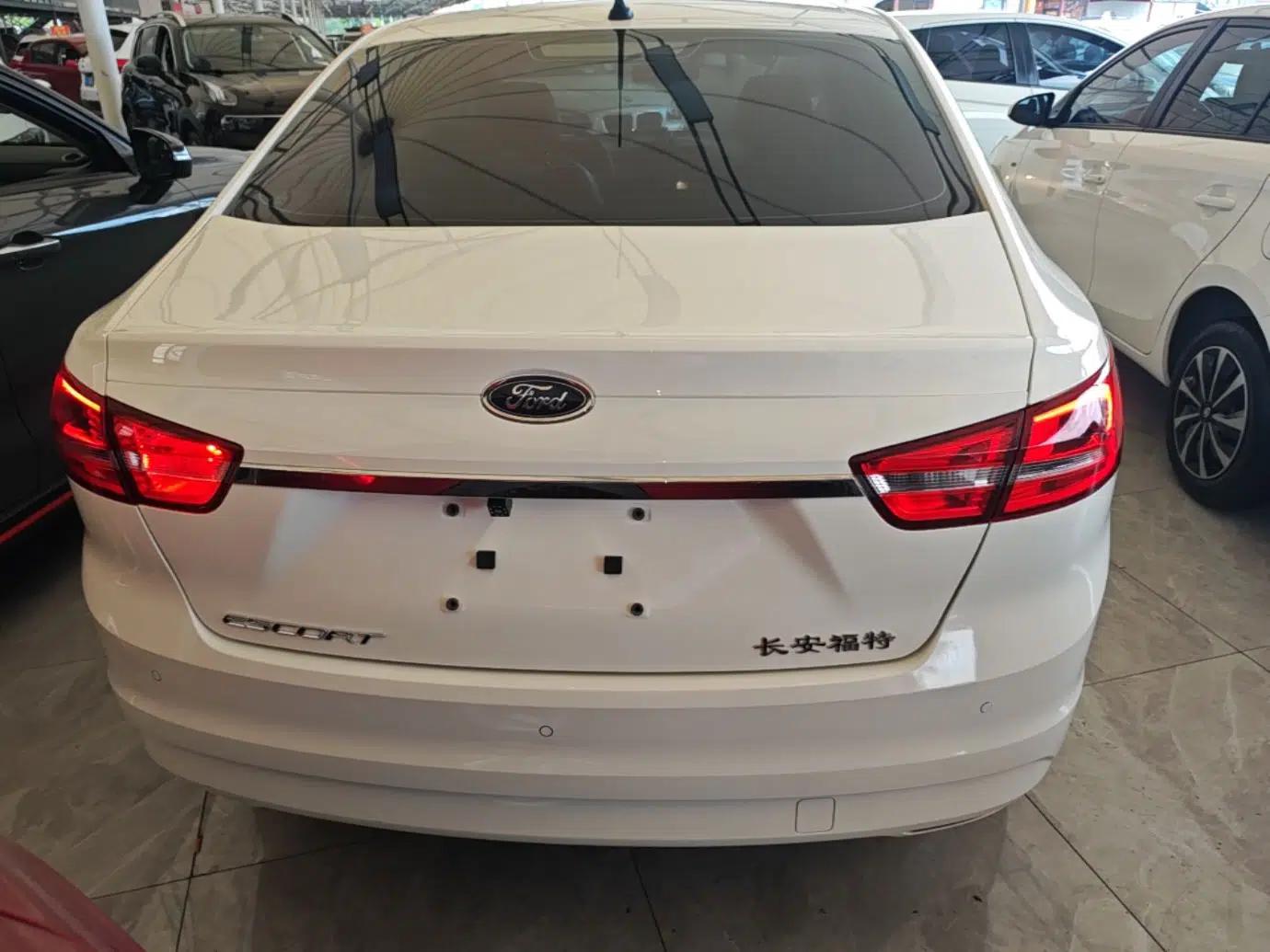 Ford Escort 2015 1.5L Automatic Fashion Model — миниатюра 5
