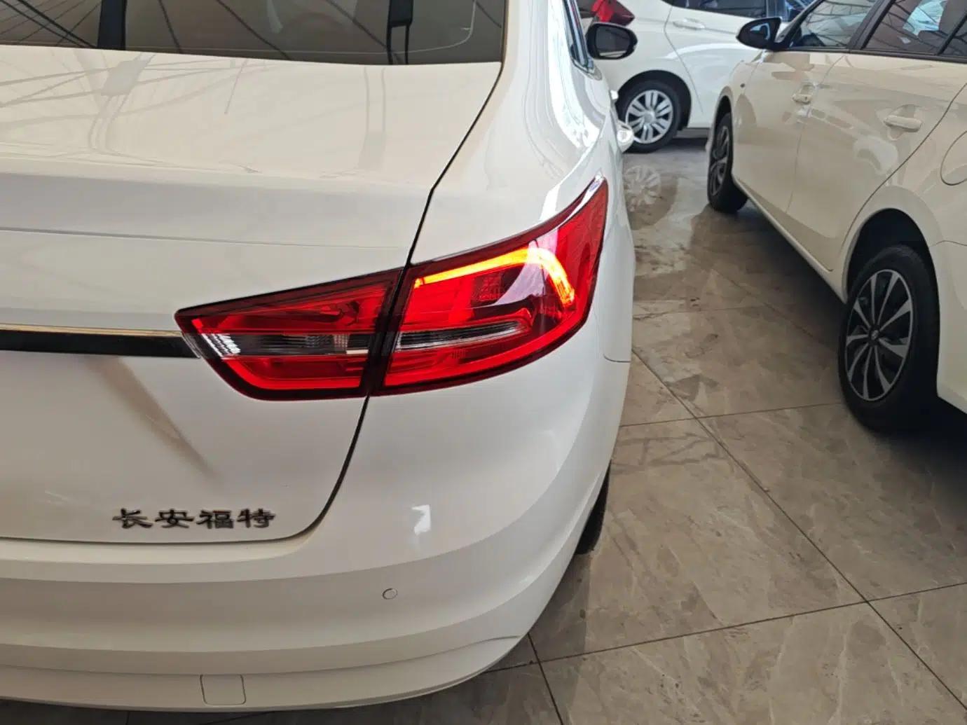 Ford Escort 2015 1.5L Automatic Fashion Model — миниатюра 9
