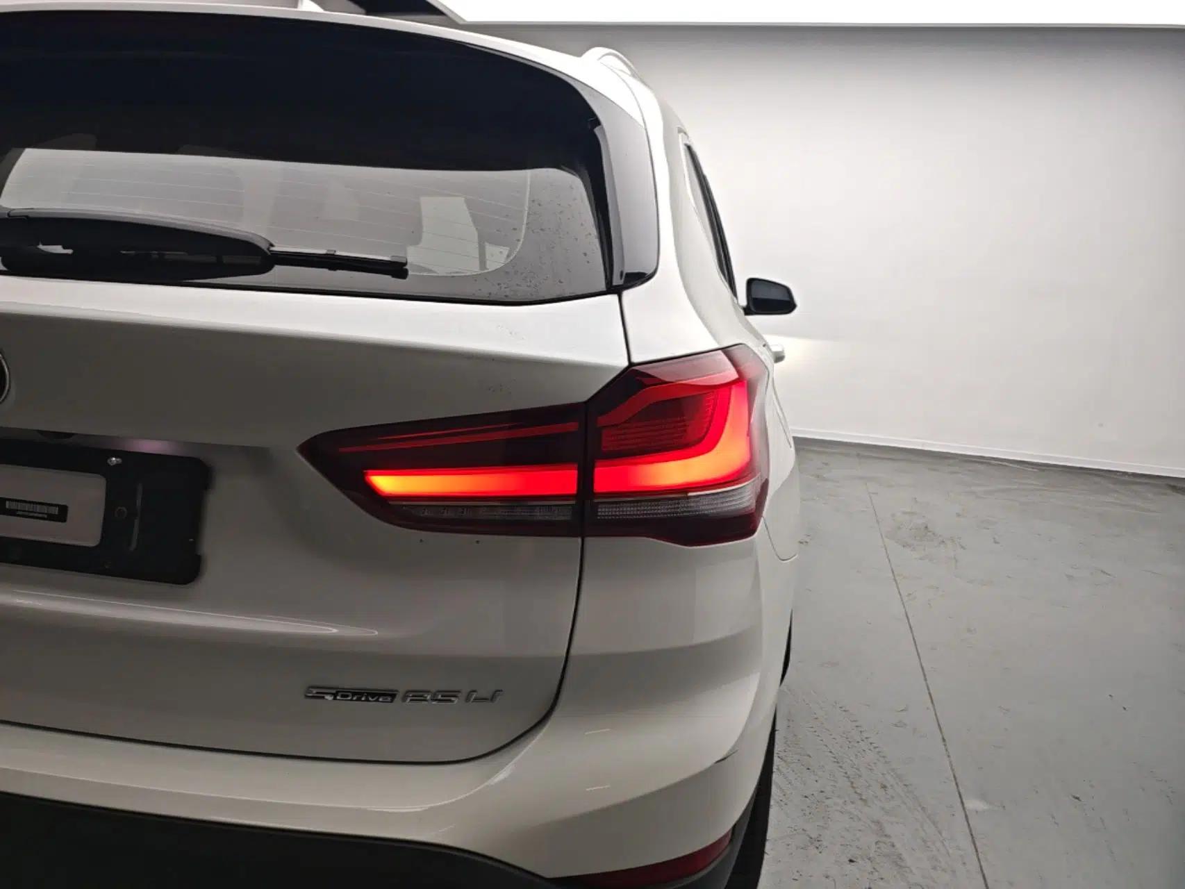 BMW X1 2022 sDrive25Li Leading Model — миниатюра 9