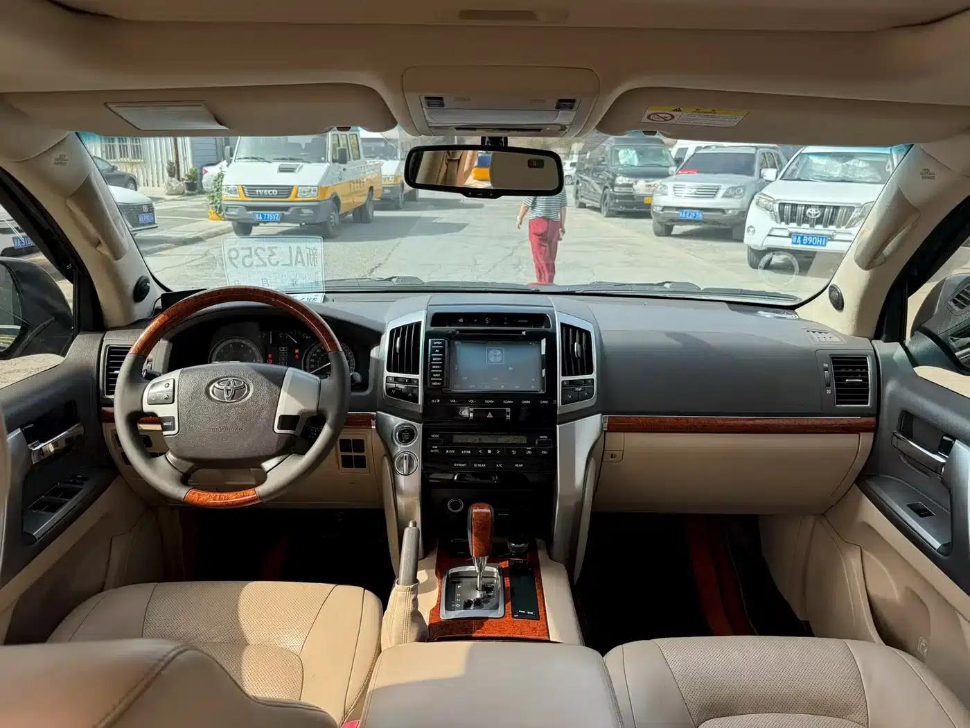 2012 Land Cruiser 4.0L Automatic VX — миниатюра 5