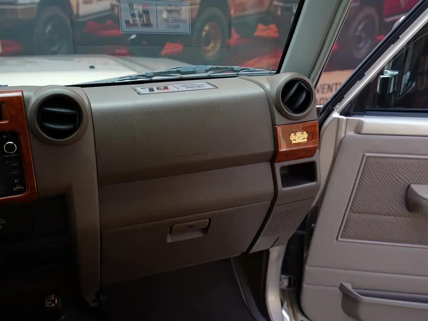 Land Cruiser (Imported) LC76 2016 Model 4.0L Middle East Version — миниатюра 16