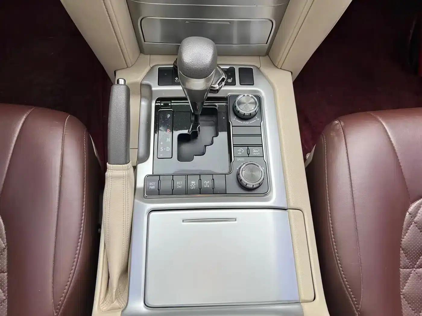 2018 Land Cruiser (Imported) 4.6L Middle East Edition — миниатюра 11