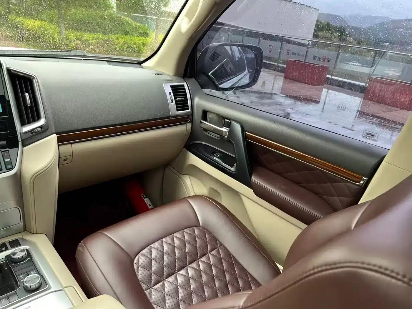2018 Land Cruiser (Imported) 4.6L Middle East Edition — миниатюра 10