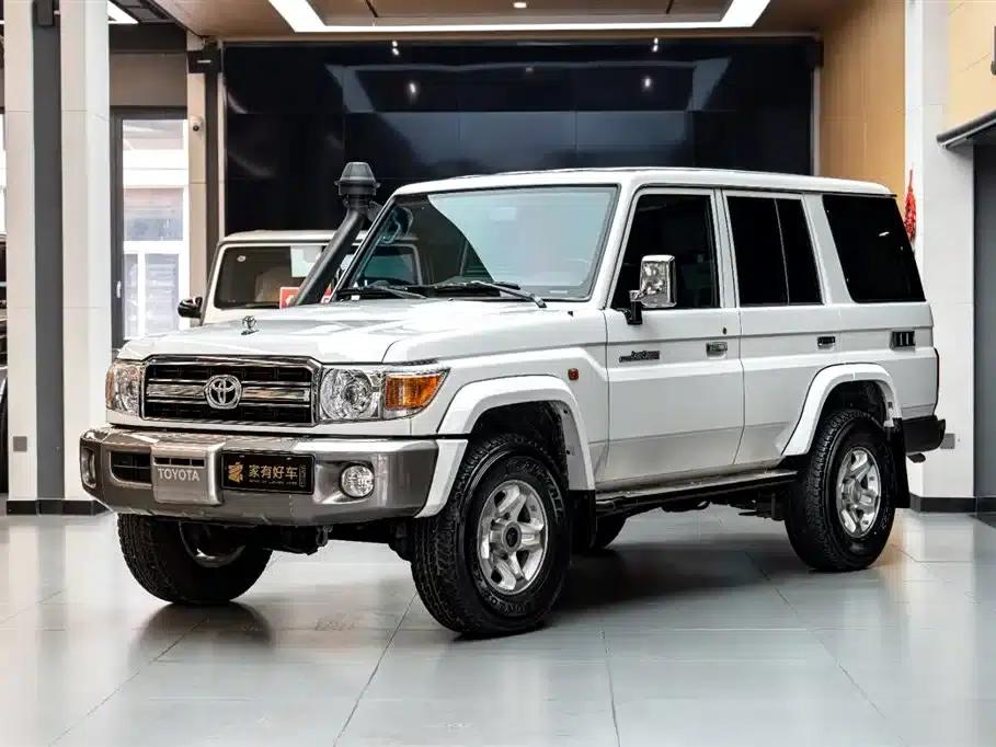 Land Cruiser (Imported) LC76 2015 Model 4.0L Manual — миниатюра 1