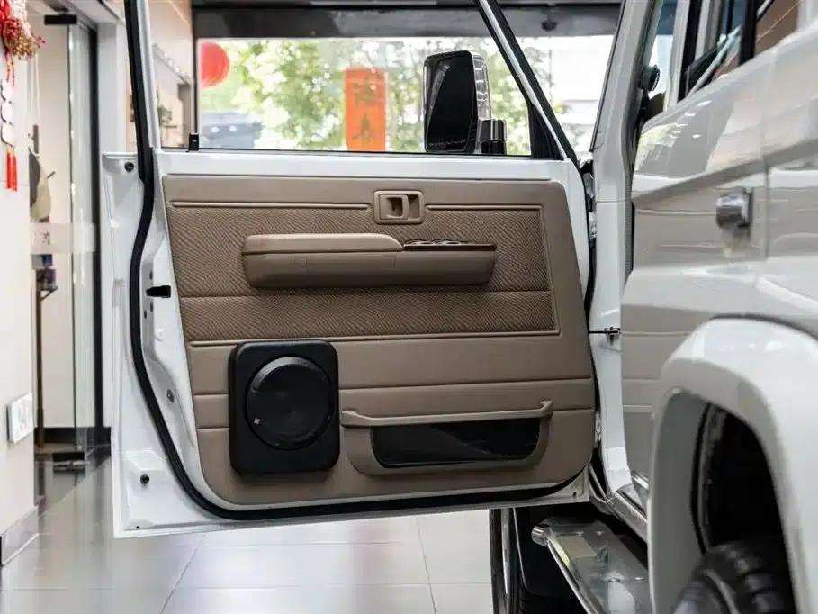 Land Cruiser (Imported) LC76 2015 Model 4.0L Manual — миниатюра 11