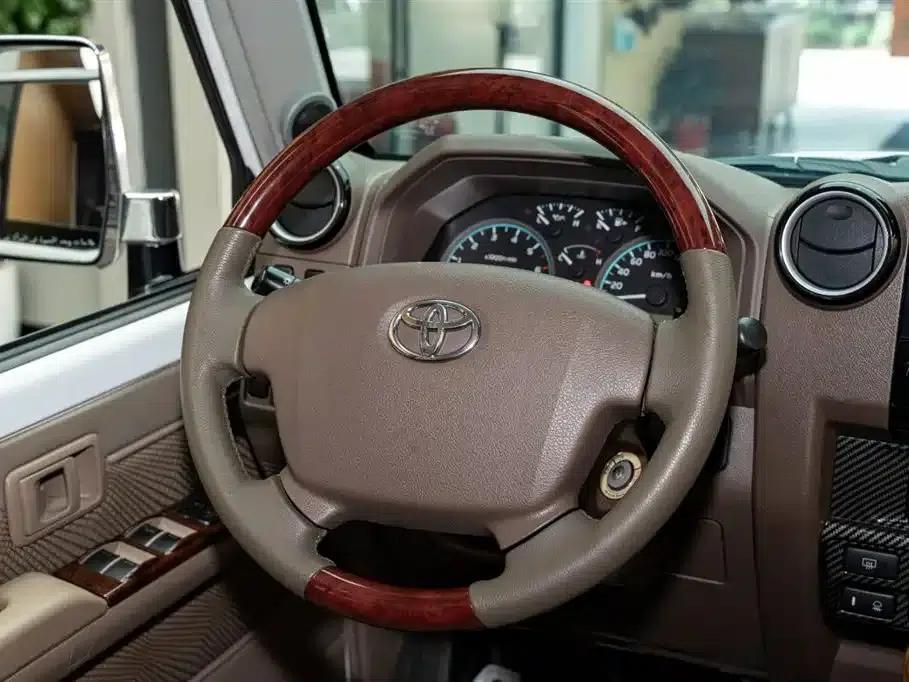 Land Cruiser (Imported) LC76 2015 Model 4.0L Manual — миниатюра 13