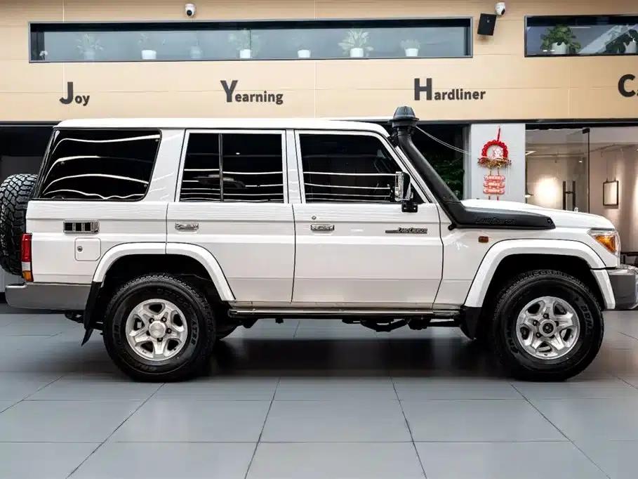 Land Cruiser (Imported) LC76 2015 Model 4.0L Manual — миниатюра 3