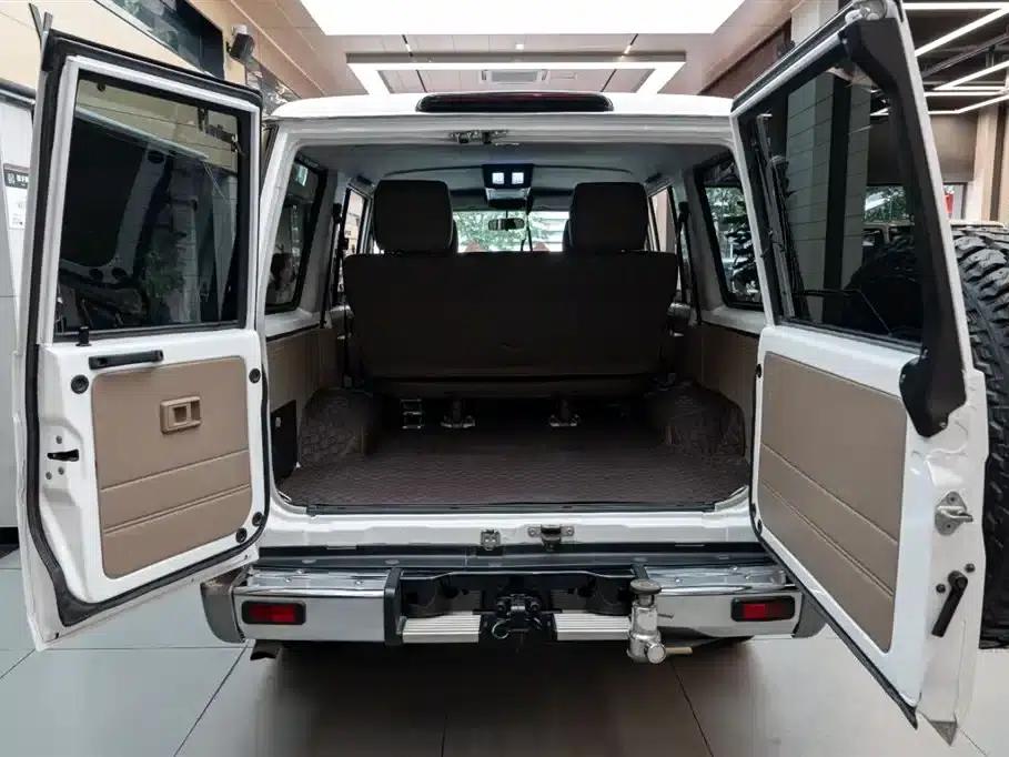 Land Cruiser (Imported) LC76 2015 Model 4.0L Manual — миниатюра 6